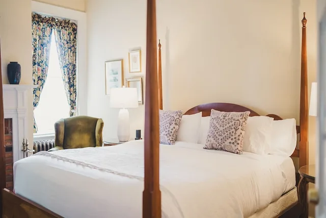 Regal, King Bed, Kenmore Inn 2/7