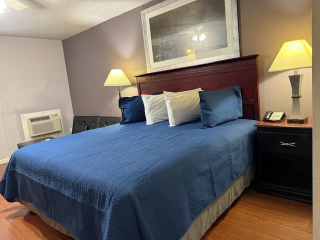 Mini, Studio, King Bed, Kitchen, R Nite Star Inn & Suite 1/5