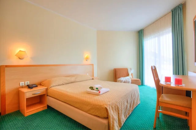 غرفة قياسية بسرير مزدوج بشرفة، Centinera Resort 1/2