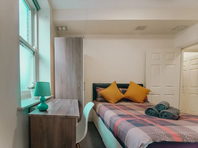 شقة حصرية بسريرين مزدوجين بغرفتي نوم مع أريكة، 16 St James Row 1/3