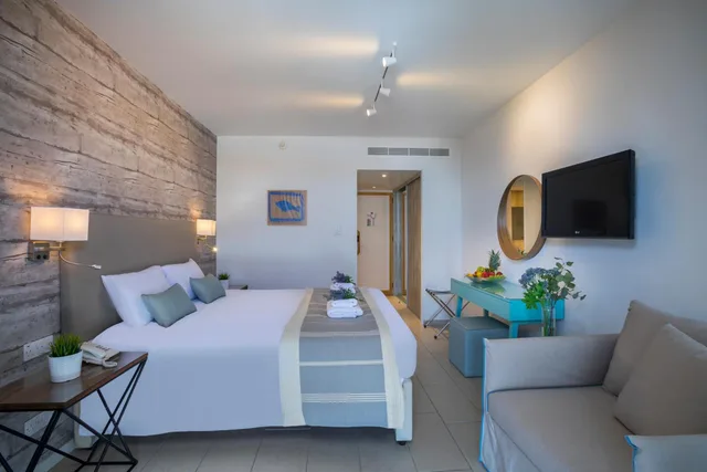 غرفة بسرير مزدوج أو سريرين منفصلين بإطلالة على الجبل مع أريكة، Leonardo Plaza Cypria Maris Beach Hotel And Spa - Adults Only 2/7