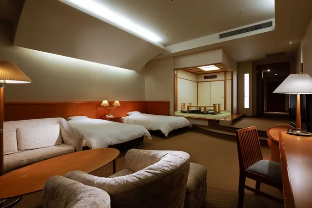 غرفة يابانية غربية بسريرين منفصلين وفرشتي فوتون، Miyako Resort Okushima Aqua Forest 3/6