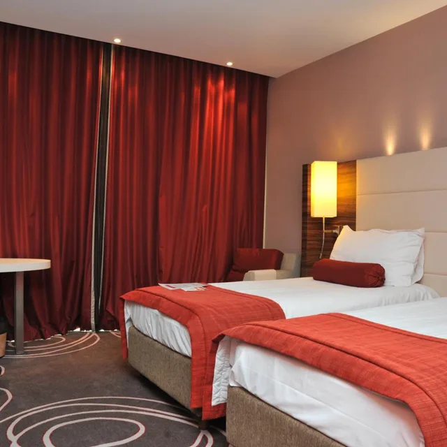 غرفة بسرير مزدوج أو سريرين منفصلين، Ramada by Wyndham Pitesti 1/4