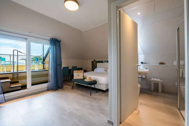 جناح بسرير كوين بإطلالة على البحر بشرفة مع أريكة بمنطقة جلوس، Best Western Regina Elena 4/10