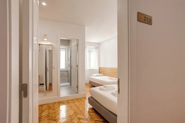 City, Triple, 1 Double and 1 Single Bed، Home Out Rooms and Apartments 7/7