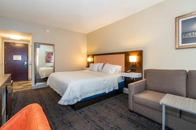 غرفة بسرير كينج، Hampton Inn And Suites Flagstaff 2/3