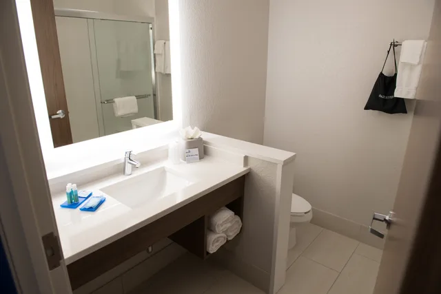 جناح لذوي الإعاقة، Holiday Inn Express And Suites Warsaw E Center 5/5
