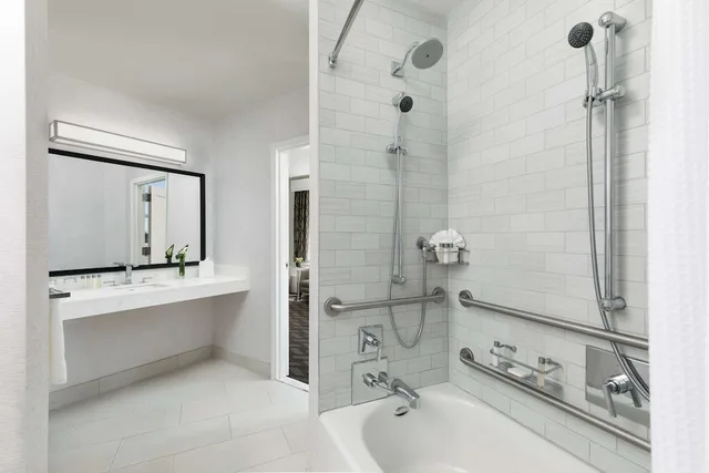 1DBL Mobility Acc Bathtub, Hilton Boston Park Plaza 7/8
