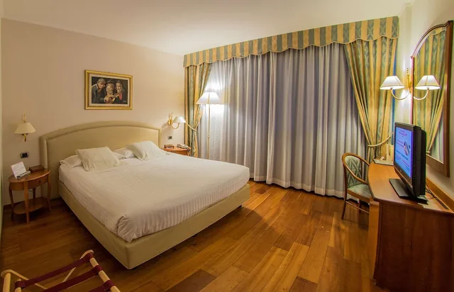 Classic, Queen Bed, Smoking, Best Western Hotel Globus City 2/3