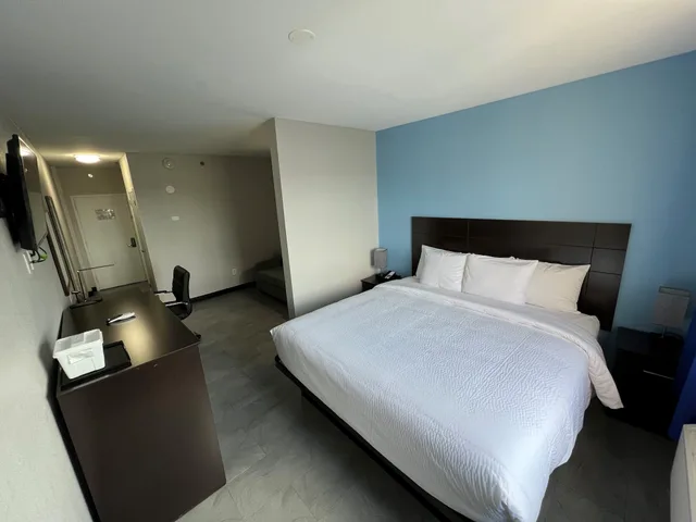 غرفة ديلوكس بسرير كينج، Travelodge by Wyndham Ozone Park 2/3