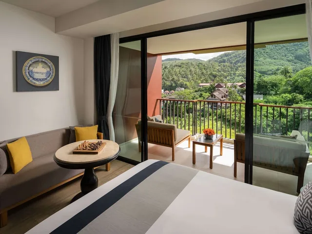غرفة ديلوكس عائلية بسرير كينج وسرير كوين بإطلالة على الجبل بشرفة، Avista Grande Phuket Karon MGallery 4/10
