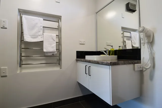 غرفة بسرير كينج وسريرين منفصلين بغرفتي نوم، Middle Park Motel 6/6