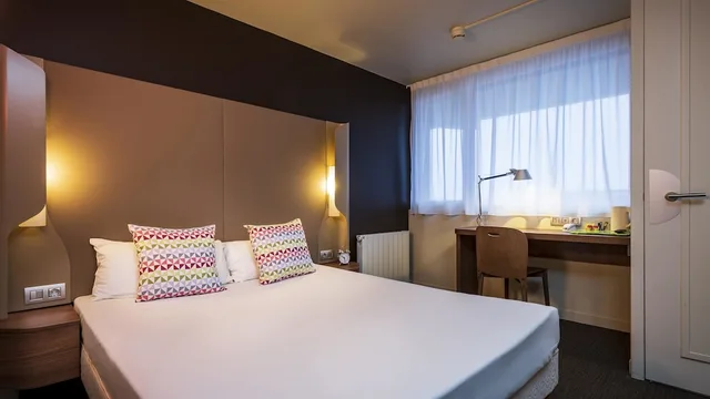 Standard, Queen Bed, Campanile Eindhoven 1/4