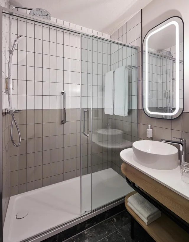 غرفة قياسية ثلاثية بسرير مزدوج وسرير فردي، Leonardo Hotel Dublin Parnell Street 2/2