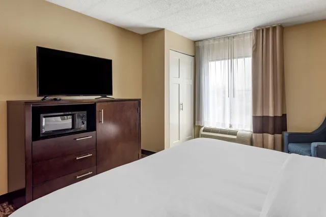 Standard, King Bed, Comfort Inn Paducah I-24 4/6