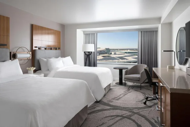 غرفة بسريرين كوين بإطلالة على المدينة بحوض استحمام لذوي الإعاقة، Jw Marriott Los Angeles L A Live 1/8