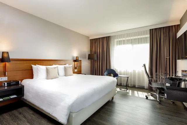 غرفة سوبيريور بسرير كينج، Courtyard By Marriott Amsterdam Airport 2/6