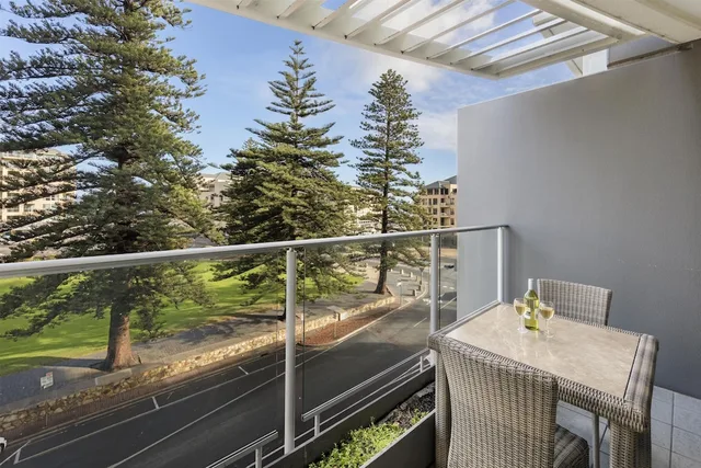 Oaks Glenelg Liberty Suites, Adelaide 40/80