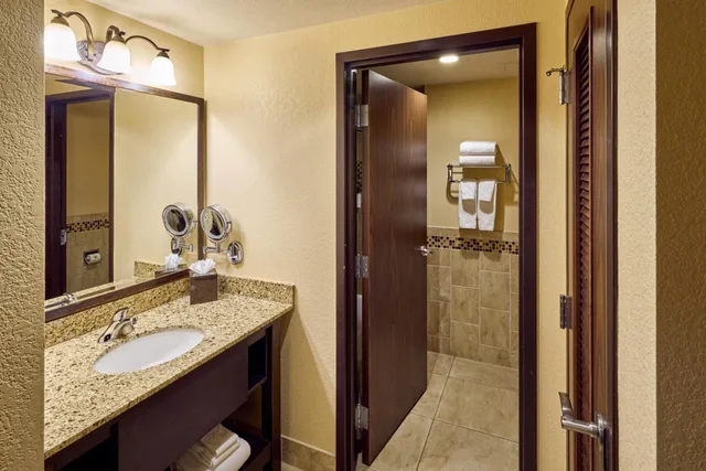 غرفة ديلوكس بسرير كوين، Choctaw Casino & Resort Pocola, Trademark Collection by Wyndham 3/3