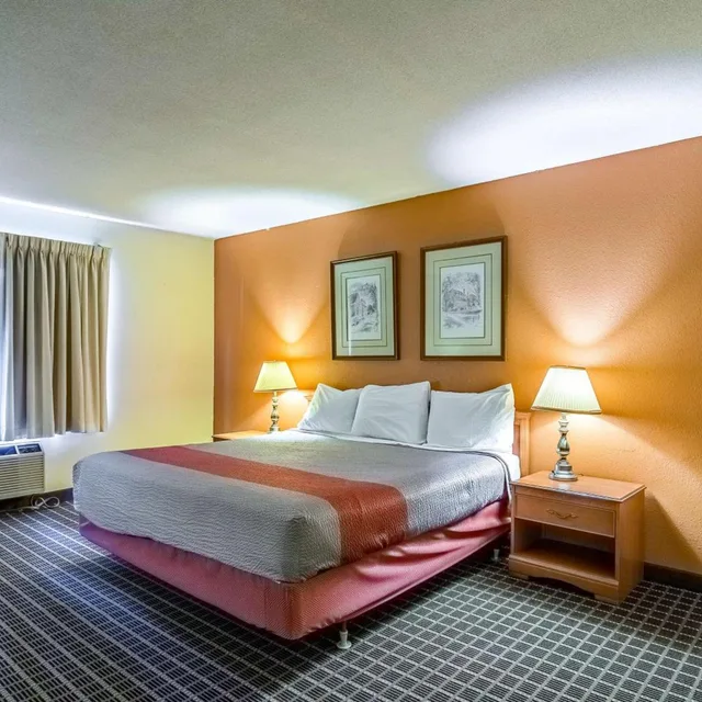 1 King Bed - Accessible, Nsmk, Micfridge، Motel6 Grand Rapids, MI - Northeast 1/10