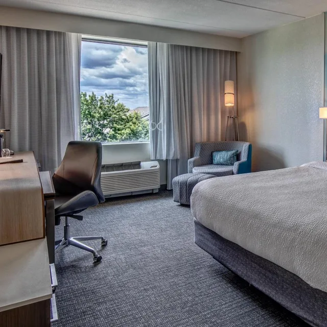 Room, King Bed, Bathtub, Accessible, Courtyard By Marriott Dulles Airport Herndon 1/3