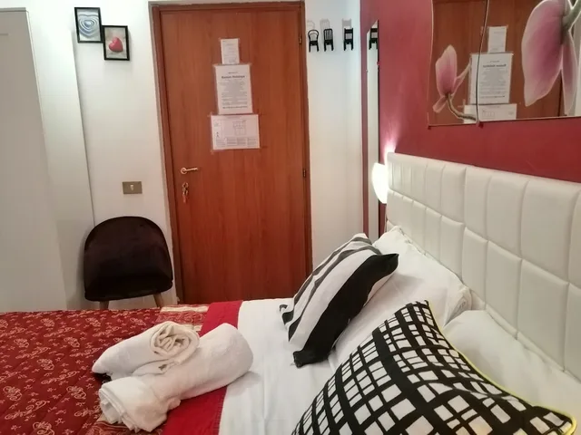 Room, Queen Bed, Shared Bathroom, Roman Holidays Hostel 3/6