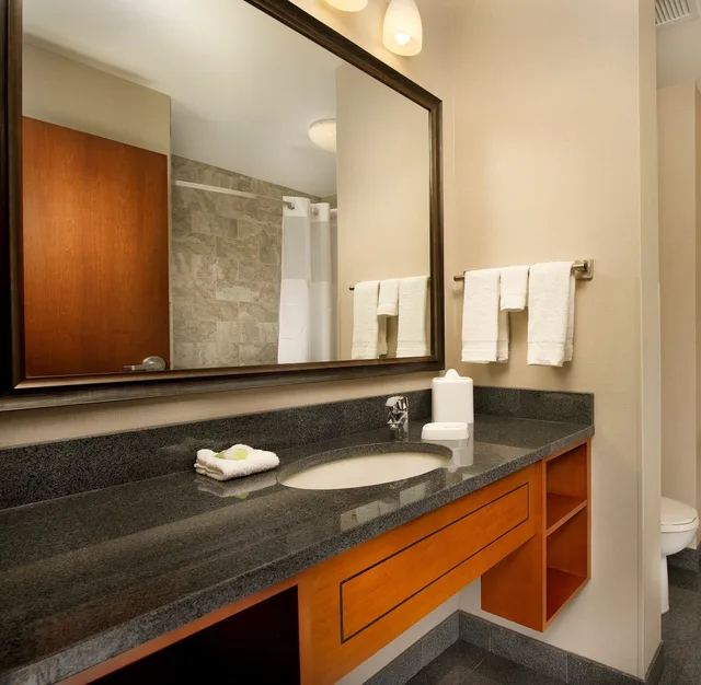 جناح بسريرين كوين بغرفتين مع أريكة لذوي الإعاقة، Drury Plaza Hotel Nashville Franklin 6/8