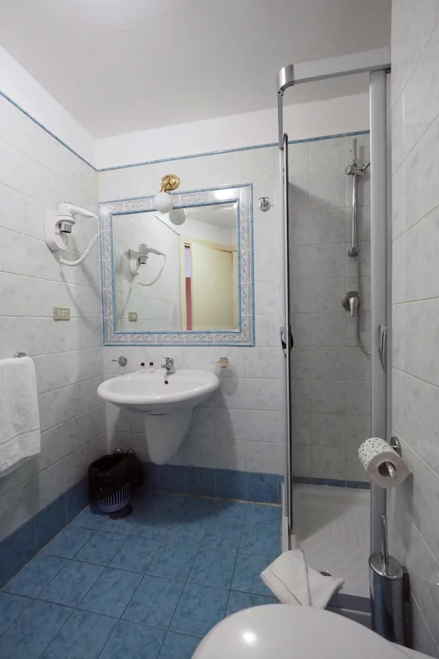 غرفة مفردة، Hotel Laura 24/24