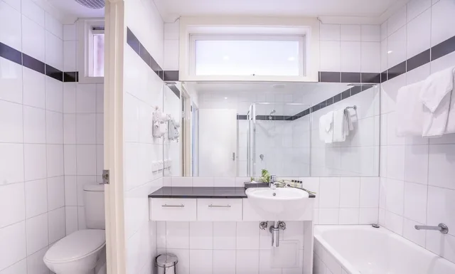 Mixed Dorm, Apartment, Queen Bed, Shared Bathroom، Carlton Clocktower Apartments 3/4