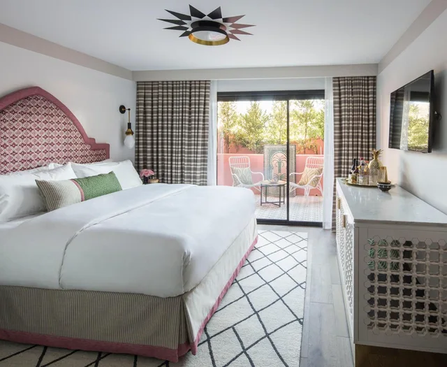 غرفة سوبيريور بسرير كينج، Sands Hotel and Spa 1/1