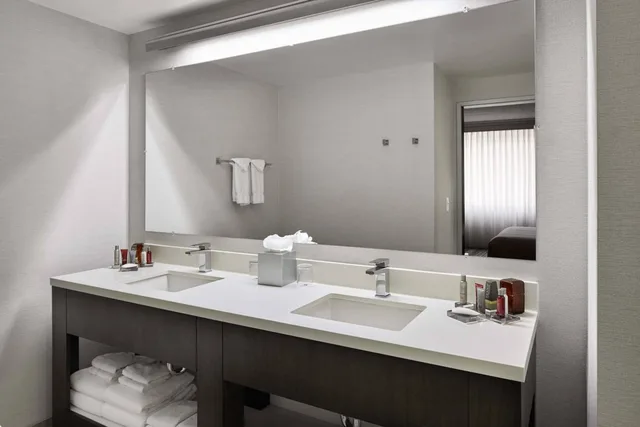 غرفة بسرير كينج بحوض استحمام لذوي الإعاقة، Columbus Marriott Northwest 3/10