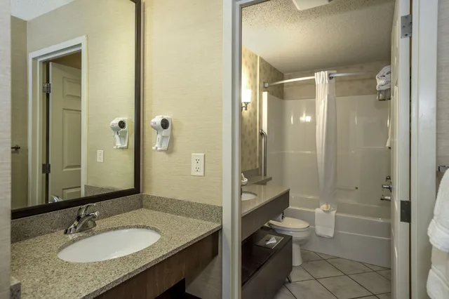 جناح بسريرين كوين بغرفة نوم واحدة مع أريكة، HOLIDAY INN LETHBRIDGE 5/8
