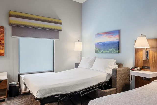 غرفة بسرير كينج مع أريكة بمطبخ صغير، Hampton Inn Front Royal 6/10