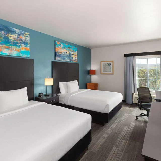 غرفة بسريرين كوين بحوض استحمام لذوي الإعاقة، La Quinta Inn & Suites by Wyndham Austin NW/Lakeline Mall 2/7