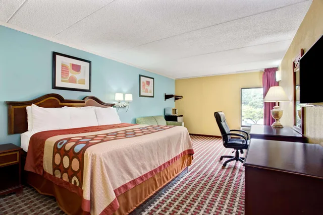 غرفة بسرير كينج للمدخنين، Super 8 by Wyndham Raleigh Downtown 1/1