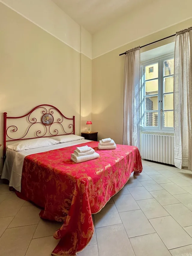 Room, Queen Bed, Lucca Charm 2/10