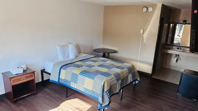 غرفة قياسية بسرير كينج، Hallmark Inn By OYO Fort Wayne 1/4