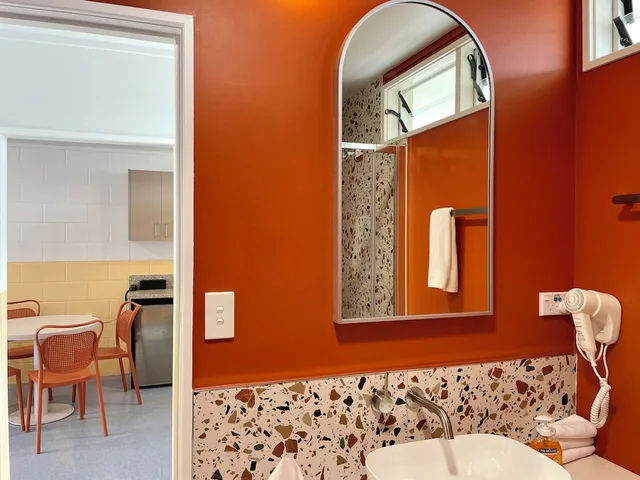 جناح سوبيريور بسرير كوين وسرير فردي بغرفة نوم واحدة مع أريكة بمطبخ، Mt Eden Motel 6/7