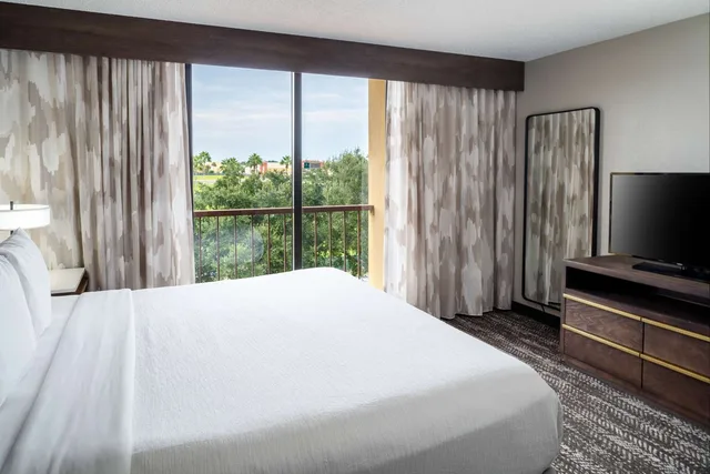جناح بسرير كينج بغرفة نوم واحدة، Embassy Suites by Hilton Orlando North 2/3
