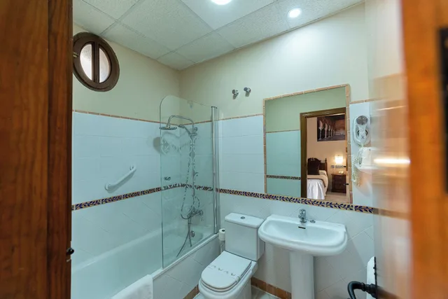 غرفة بسريرين منفصلين بإطلالة على الجبل، Hotel Mezquita 5/5