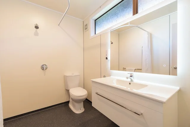 Superior, 1 Single and 2 Queen Beds، Te Anau Top 10 Holiday Park 4/4