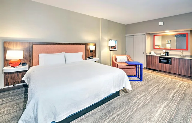 غرفة بسرير كينج، Hampton Inn By Hilton Ottawa 1/1