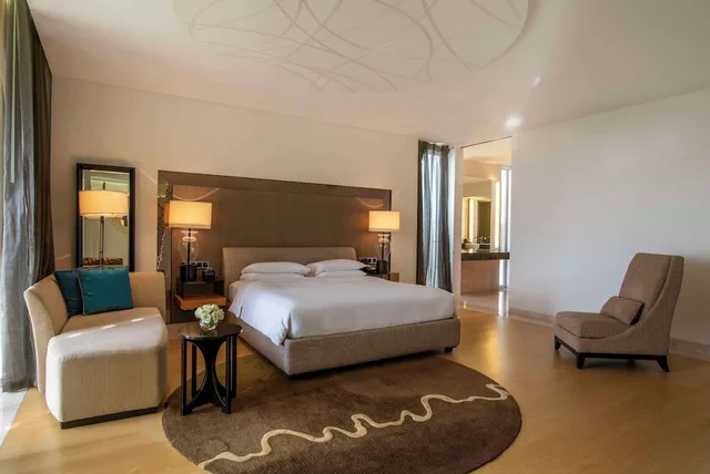 جناح بسرير كينج بإطلالة على البحر بشرفة، Park Hyatt Abu Dhabi Hotel & Villa - Saadiyat island 2/8