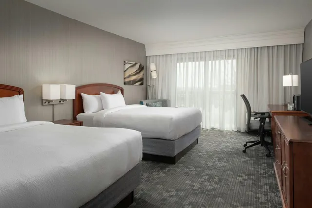 غرفة بسريرين كوين بإطلالة على الفناء بحوض استحمام لذوي الإعاقة، Courtyard by Marriott Springfield 2/3
