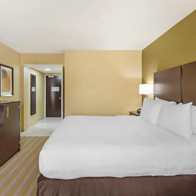 غرفة بسرير كينج بحوض استحمام لذوي الإعاقة، Best Western Plus Thornburg Inn & Suites 1/7