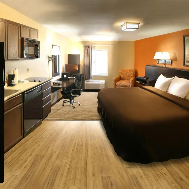 غرفة قياسية بسرير كوين لذوي الإعاقة، Suburban Studios Washington, PA 3/6