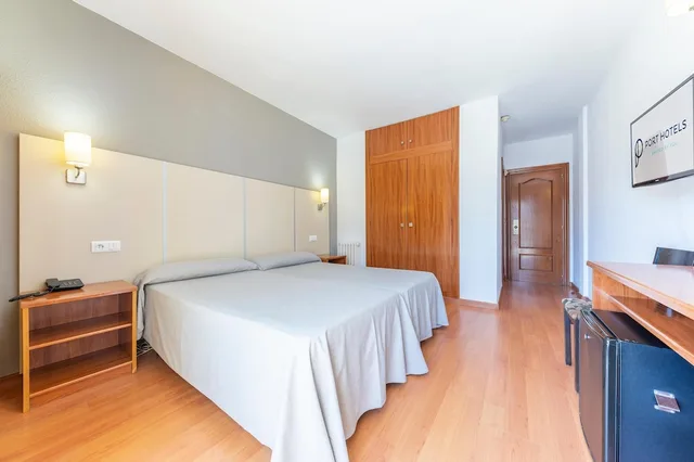 Essential, Twin Beds, Pool View, Port Vista Oro 2/4