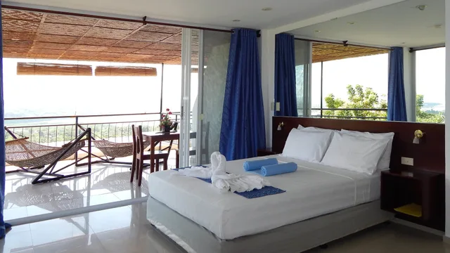 غرفة ديلوكس بسرير كينج بإطلالة على البحر بشرفة، Bohol Vantage Resort 2/3
