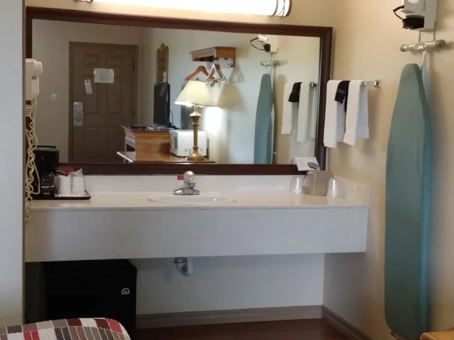 Room, King Bed, Gazebo Inn 4/5