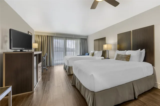 غرفة بسريرين كوين بإطلالة على النهر بشرفة، Best Western Pier Point Inn 1/6